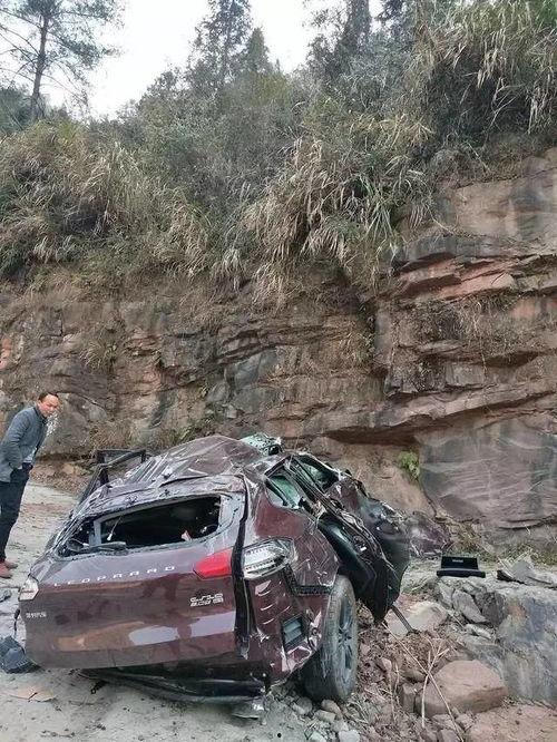国产车滚下山崖视频,国产车失控滚下山崖，事故现场触目惊心  第2张